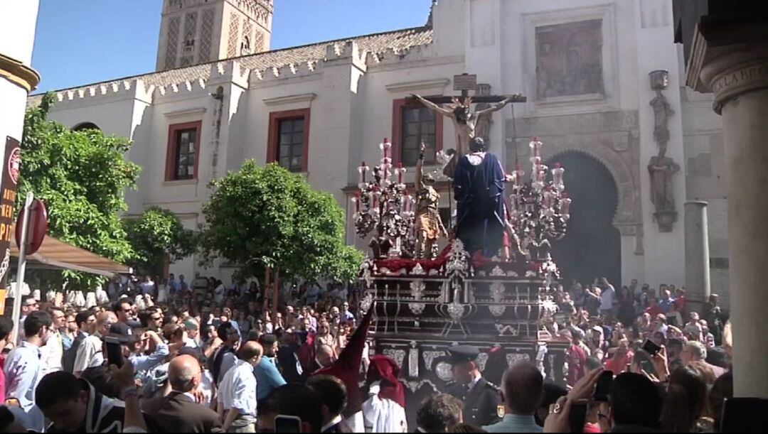 Imagen de archivo del Cristo del Desamparo y Abandono del Cerro del Águila enfilando la calle Hernando Colón