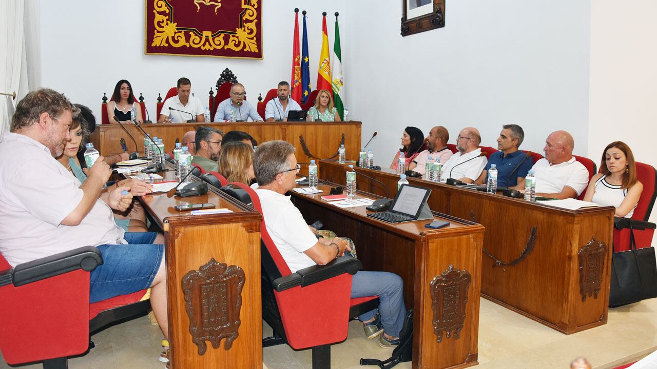 Pleno del Ayuntamiento de Baza presidido por el popular Pedro Ramos