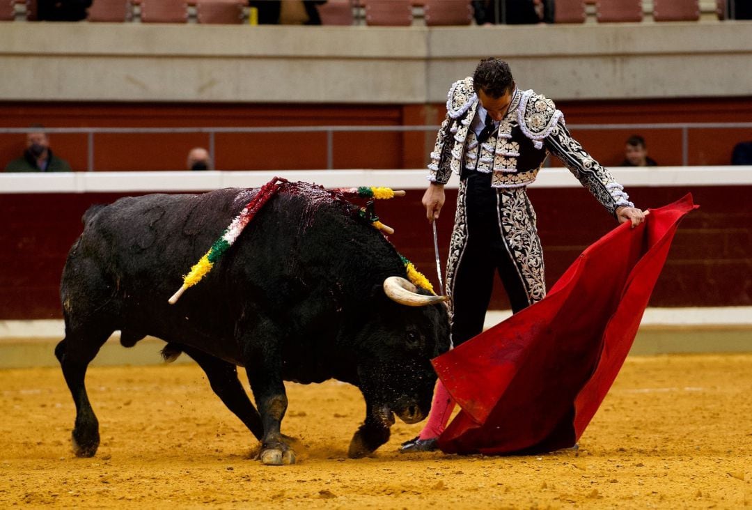 Buen natural de Pepe Moral el pasado sábado en Logroño ante toros de Miura