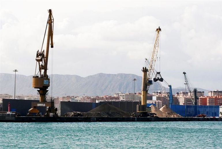 Imagen de archivo de la carga y descarga de graneles en el Puerto de Alicante