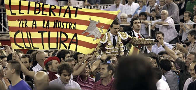 El torero José María Manzanares y José Antonio "Morante de la Puebla" salen a hombros por la Puerta Grande acompañados por una 'senyera' con el lema "Llibertat per a la nostra cultura" (Libertad para nuestra cultura)