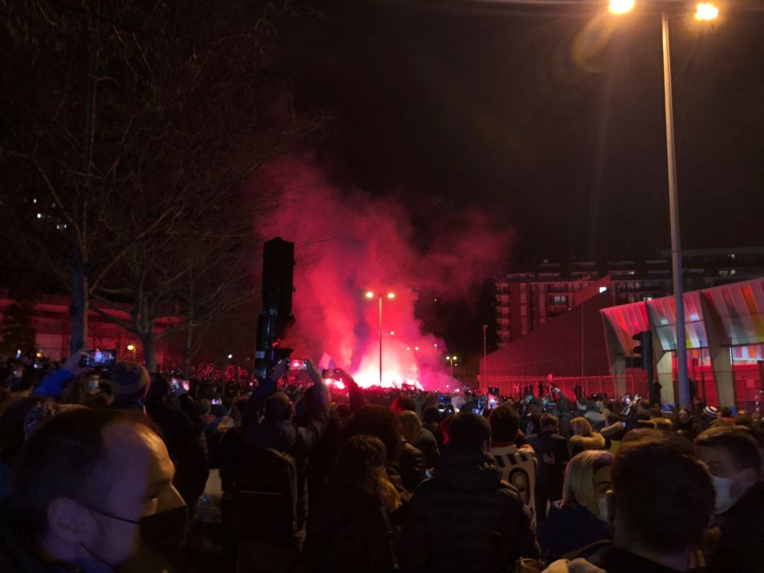 Se han registrado lanzamientos de objetos contra el autobús del Atlético de Madrid y conta un vehículo de la Ertzaintza