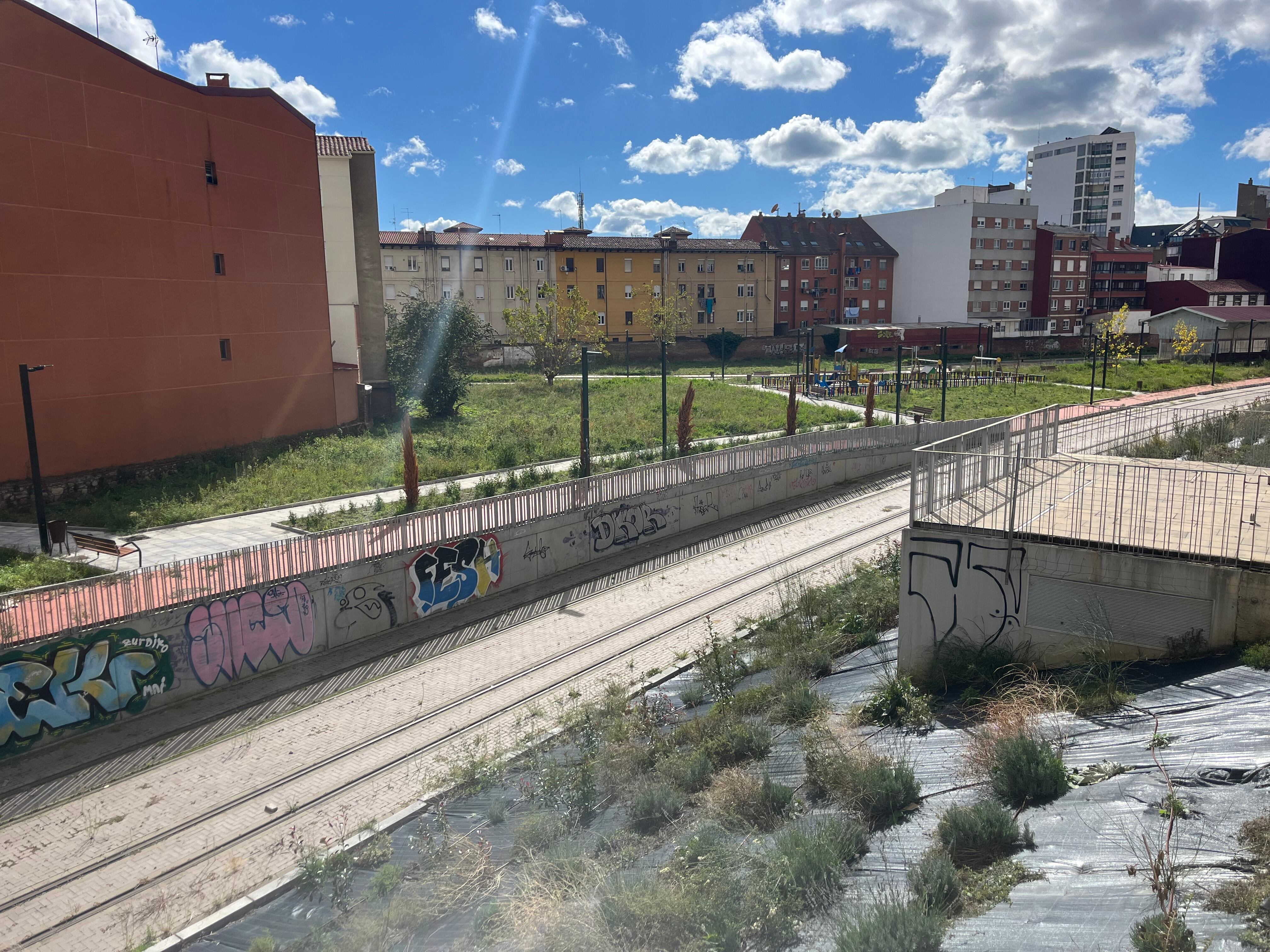 Vías de FEVE a su llegada a la estación de Matallana