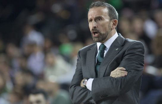 TOL05. Istanbul (Turkey), 04/12/2015.- Unicaja Malaga&#039;s head coach Joan Plaza reacts during the Euroleague group D basketball match between Darussafaka Istanbul and Unicaja Malaga in Istanbul, Turkey, 04 December 2015. (Euroliga, Estanbul, Baloncesto, Tur