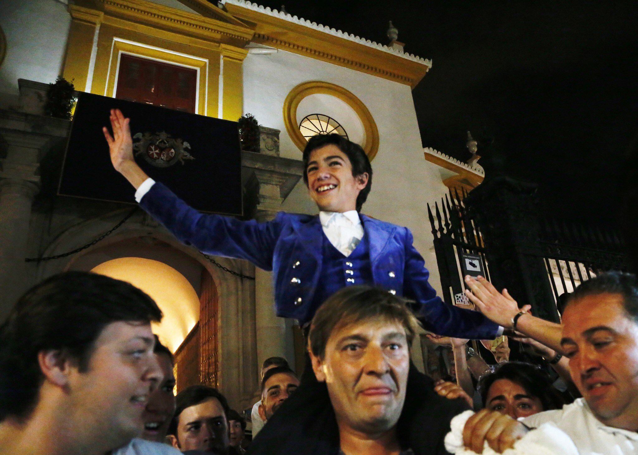 Marco Pérez salió a hombros por la Puerta del Príncipe y así fue llevado hasta el Hotel Colón