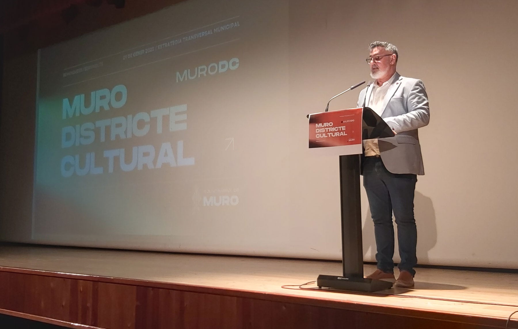 El alcalde Vicente Molina durante el acto de presentación de este proyecto en el Centre Cultural Polivalent