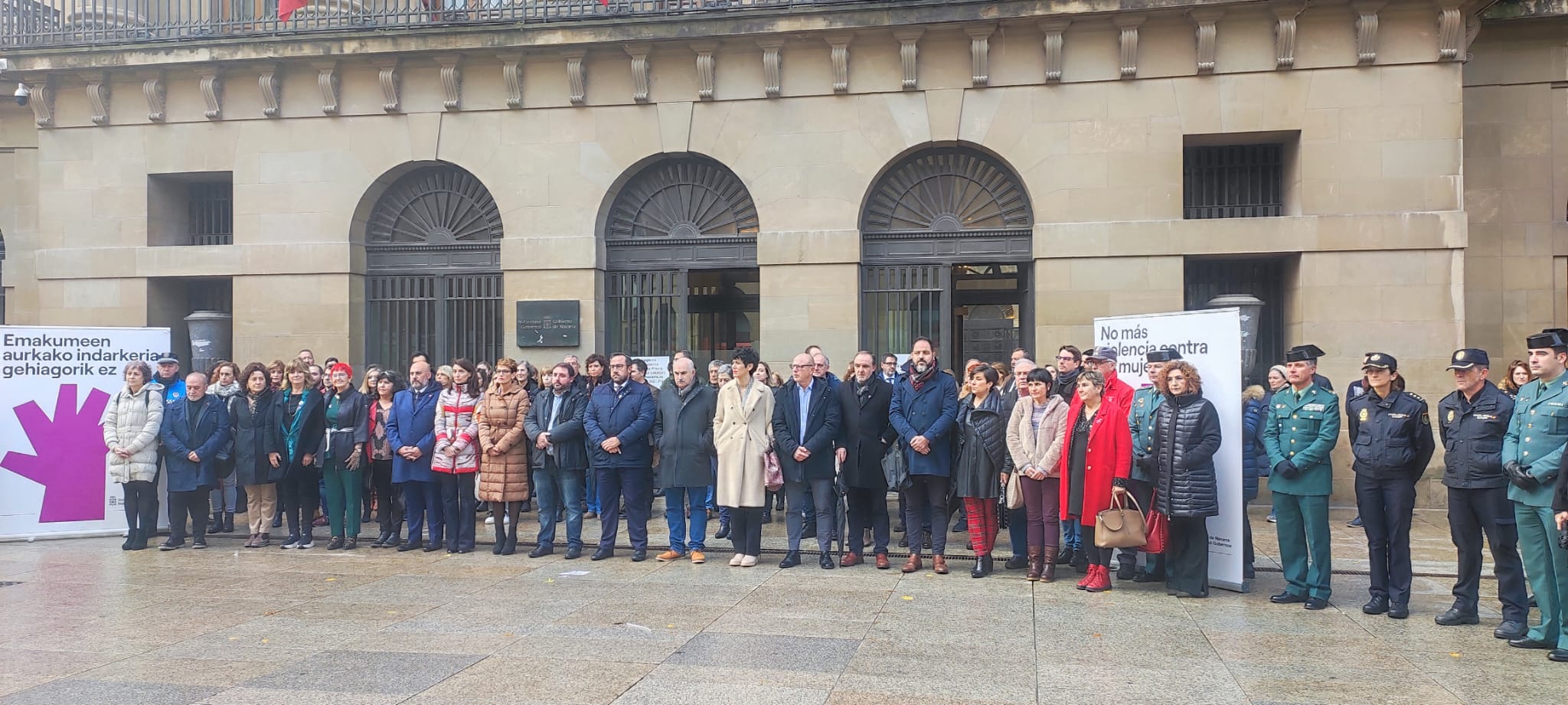 Representantes de las instituciones navarras, junto a la ministra de Justicia, se han concentrado este mediodía en contra de la violencia hacia las mujeres.
