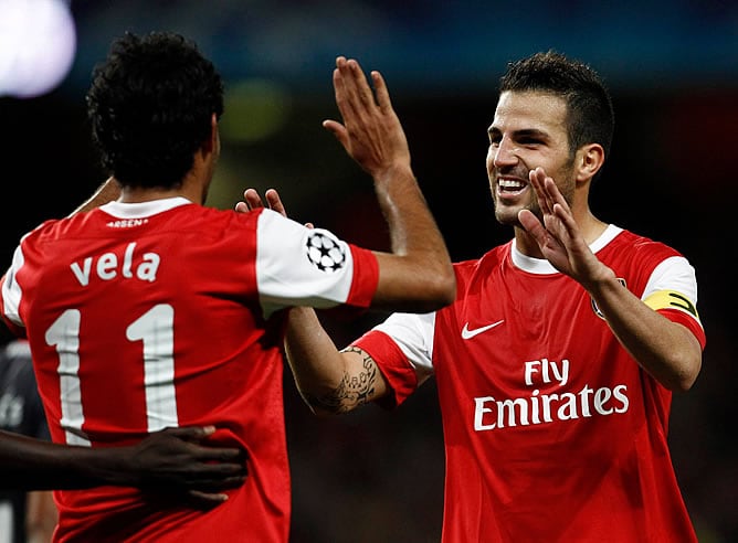 Cesc celebra con Vela un gol de los &#039;gunners&#039;