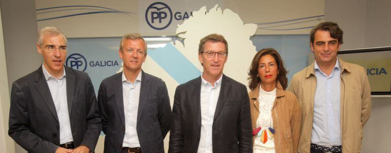 El presidente de la Xunta de Galicia y del Partido Popular gallego, Alberto Núñez Feijóo (c), posa momentos antes de la rueda de prensa que ha ofrecido hoy para presentar a los cabezas de lista de su partido para las elecciones autonómicas.