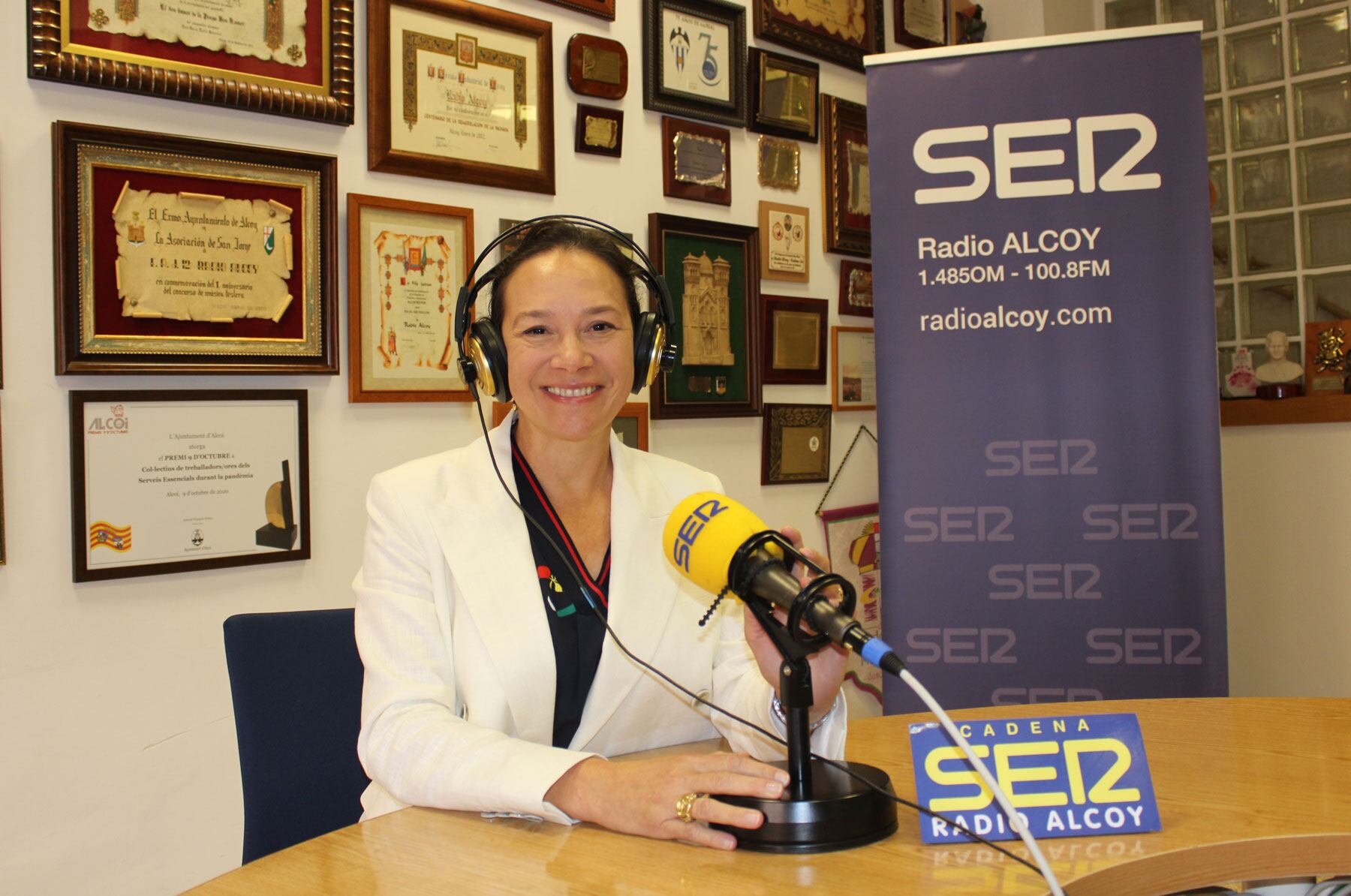 Indira Amaya, presidenta de la Asociación de Turismo Alicante Interior, en el estudio de Radio Alcoy