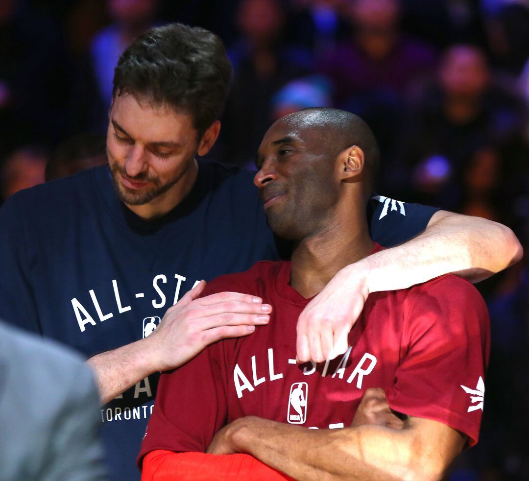 Pau Gasol abrazando a Kobe Bryant