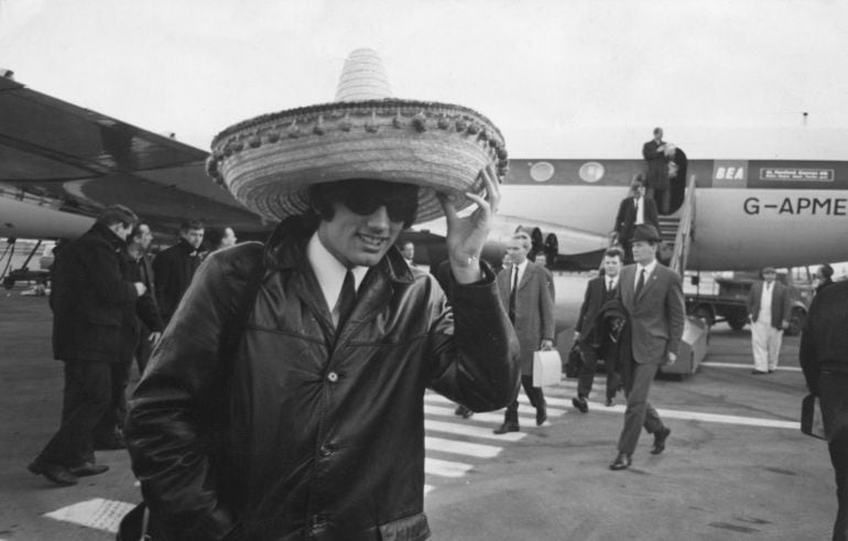 George Best, con un sombrero mexicano a su bajada del avión 