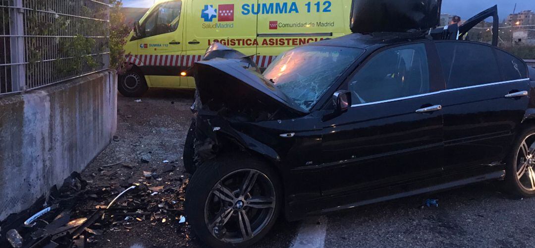 Los cinco veinteañeros han resultado heridos graves tras chocar de madrugada contra un muro