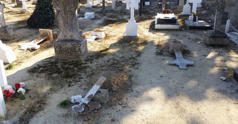 Destrosses en creus i làpides al cementiri de Castellserà el passat 3 de març