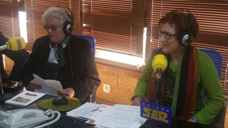 De izquierda a derecha, Ascensión Ramón y Esther Gómez en los estudios de Radio Bierzo (Ponferrada)