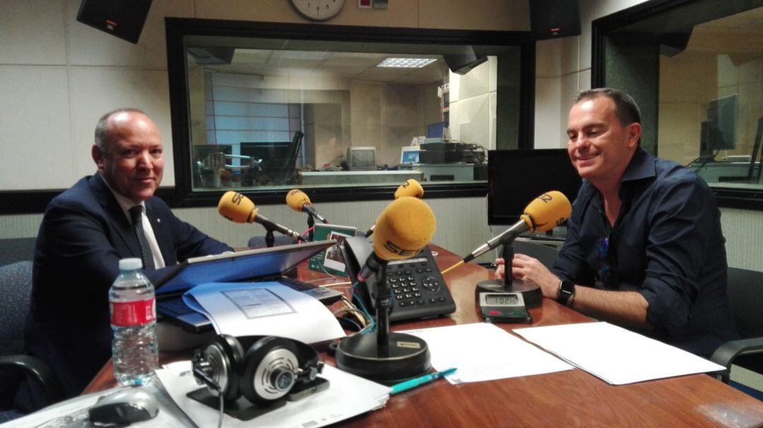 Francisco Requejo y José Mª Barrios, presidente y vicepresidente 1º de la Diputación Provincial en los estudios de Radio Zamora