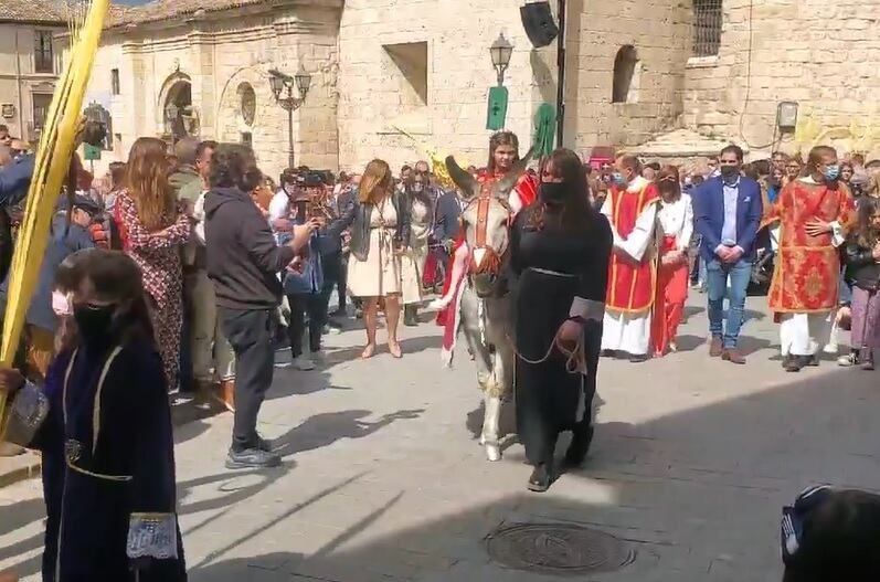 La borriquilla con Lucía, niña del Ángel, a lomos, ha paseado por las calles de la villa anunciando el Domingo de Ramos