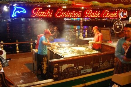 Puesto ambulante en el muelle de Eminonu donde comer Balik-Ekmek