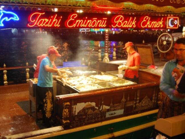 Puesto ambulante en el muelle de Eminonu donde comer Balik-Ekmek