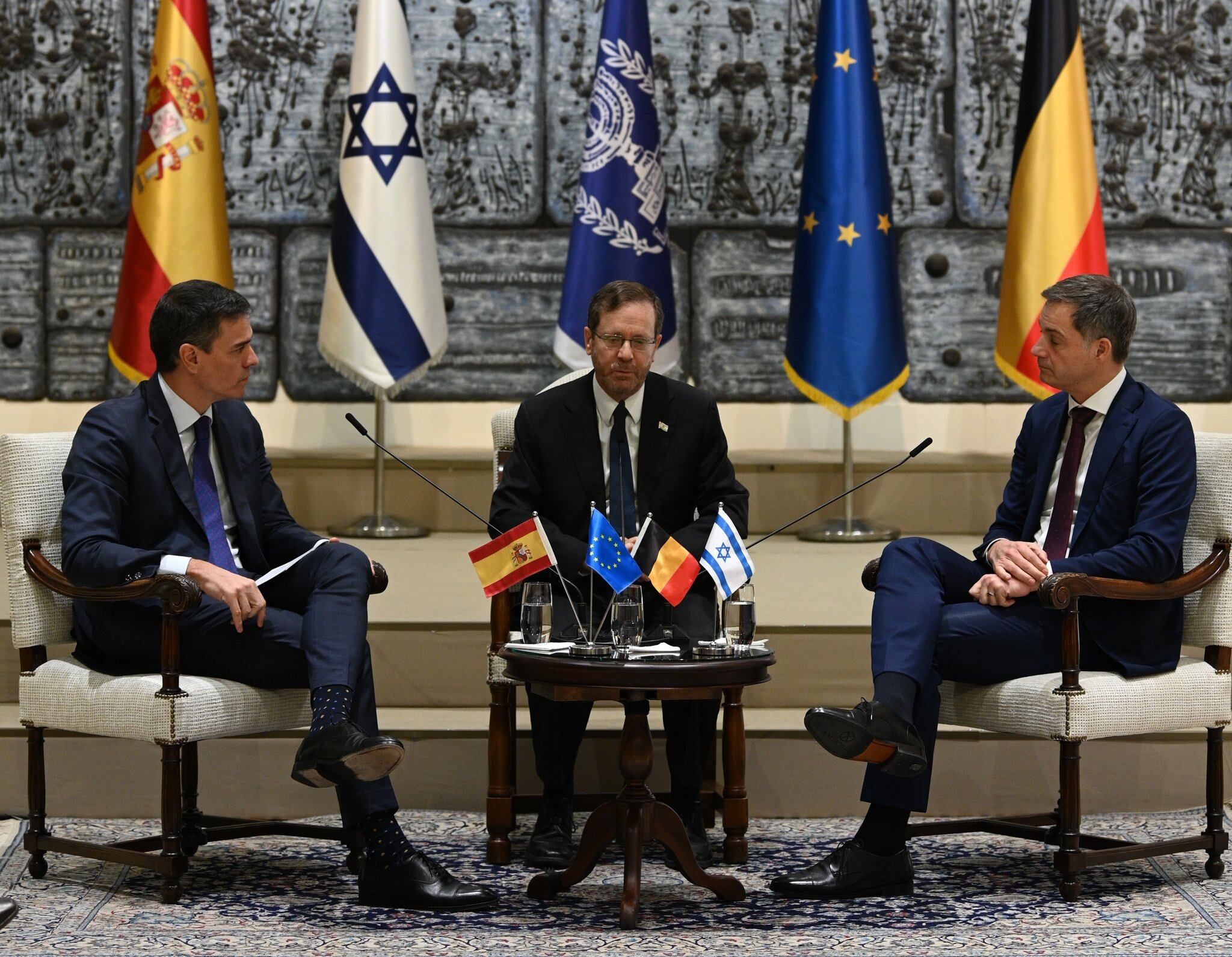 El presidente del Gobierno español, Pedro Sánchez (i), y su homólogo belga, Alexander de Croo (d), mantienen un encuentro con el presidente de Israel, Isaac Herzog (c) este jueves en Jerusalén. EFE/Borja Puig de la Bellacasa/Pool Moncloa