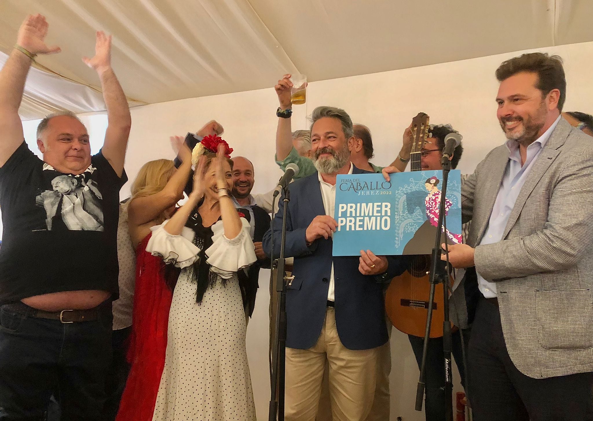 El presidente de la peña La Buena Gente, Nico Sosa, junto al delegado de fiestas Rubén Pérez