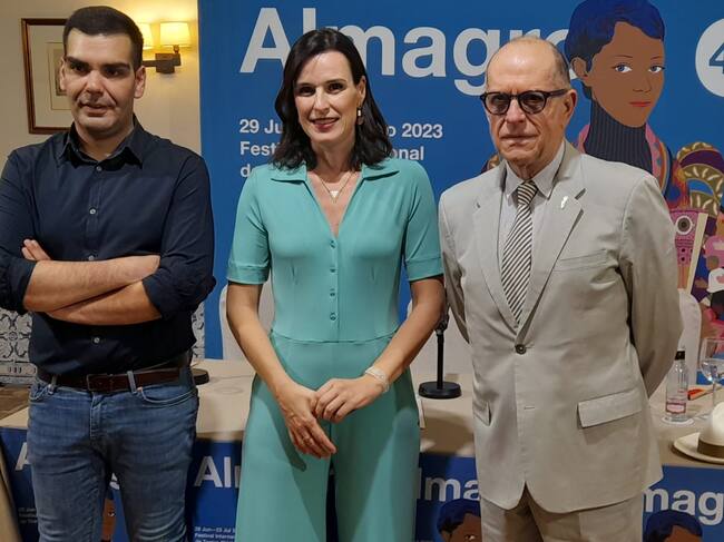 Irene Pardo, directora del FITCA, acompañada de Francisco Javier Núñez, alcalde de Almagro, y Joan Francesc Marco, director del INAEM