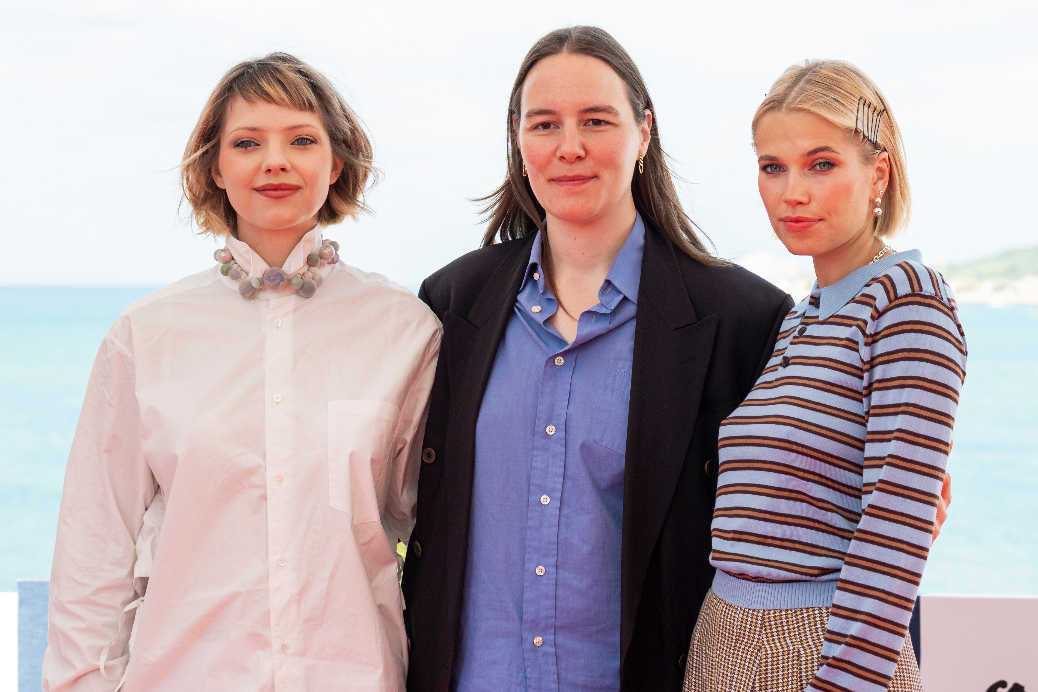 La directora Emilie Blichfeldt (c) posa junto a Thea Sophie Loch Naess (i) y Lea Myren (d) durante la presentación este sábado de su nueva película 'La hermanastra fea' en el marco de la 58ª edición del Festival Internacional de Cine Fantástico de Sitges.