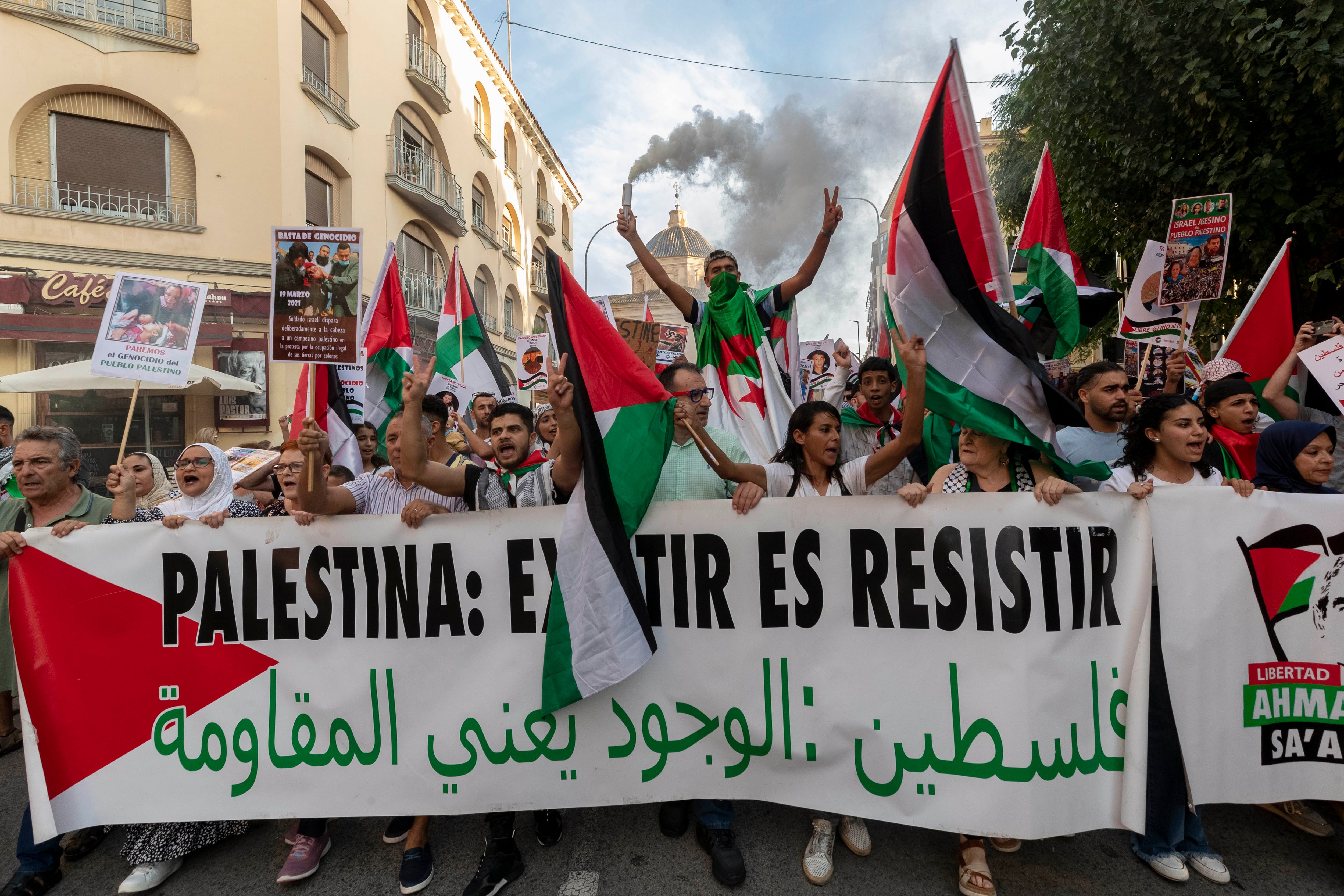 Imagen de la manifestación por las calles de Murcia. EFE/MARCIAL GUILLÉN