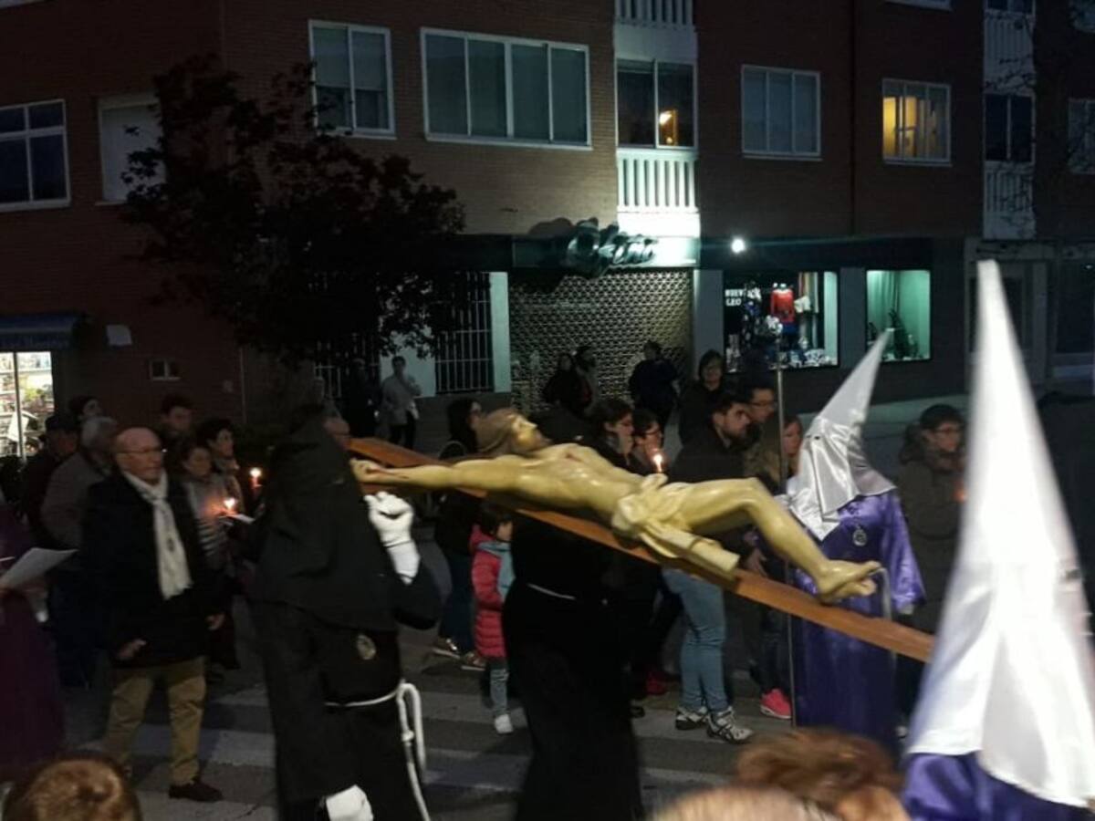 El tiempo concede una mínima tregua al via crucis del Santísimo Cristo de la Salud