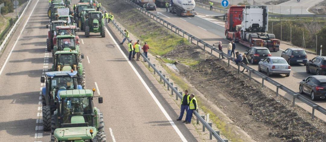 Tractores en la A-4, en la protestas del 30 de enero.