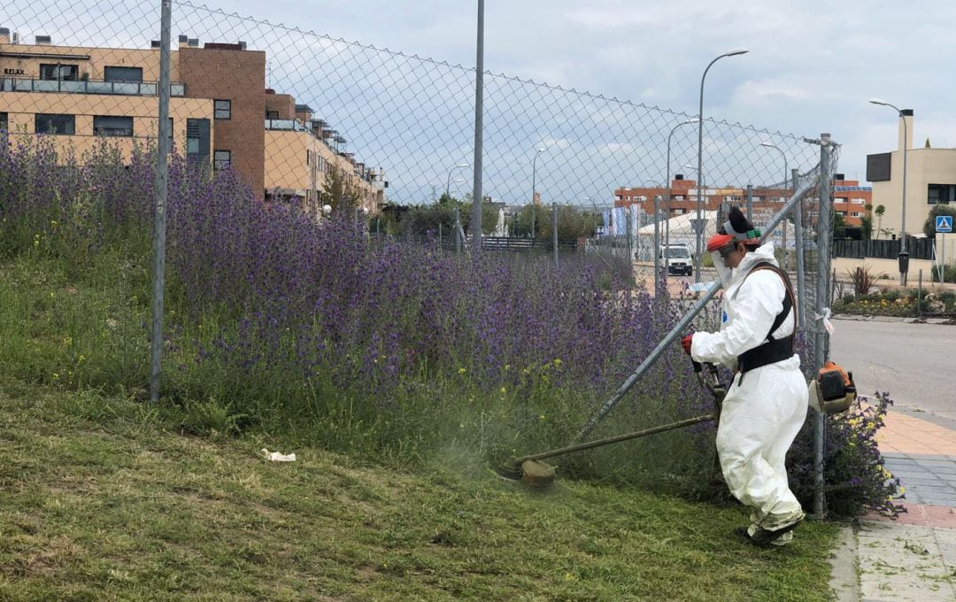 Hasnae Teniani, jardinera en Pinto (Madrid), durante un momento de su jornada laboral.