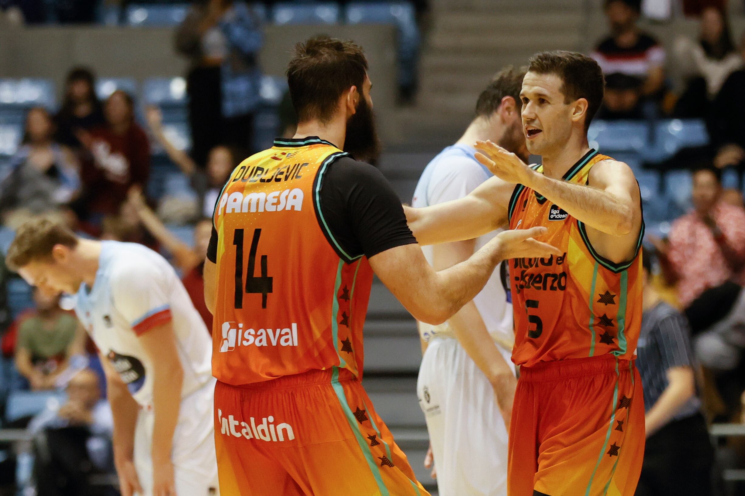 SANTIAGO DE COMPOSTELA, 23/10/2022.- Los jugadores dl Valencia Basket Bojan Dubljevic (i) y San Van Rossom (d), celebran la victoria frente al Obradoiro tras el partido de baloncesto de liga ACB disputado este domingo en el pabellón de Sar, en Santiago de Compostela Santiago de Compostela. EFE/ Lavandeira jr.
