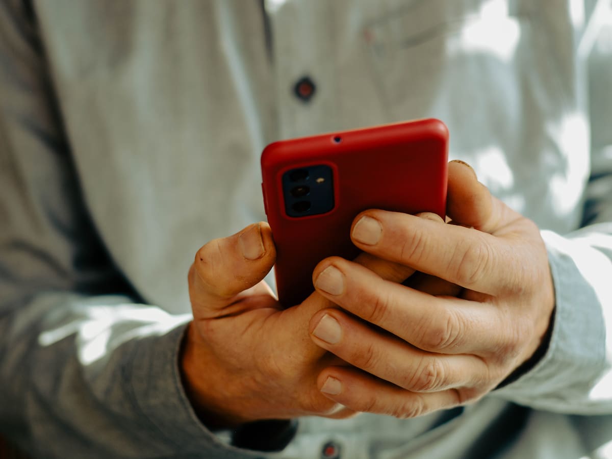 "Hacemos barbaridades tremendas": un otorrino alerta sobre los vídeos virales de la vela encendida en el oído