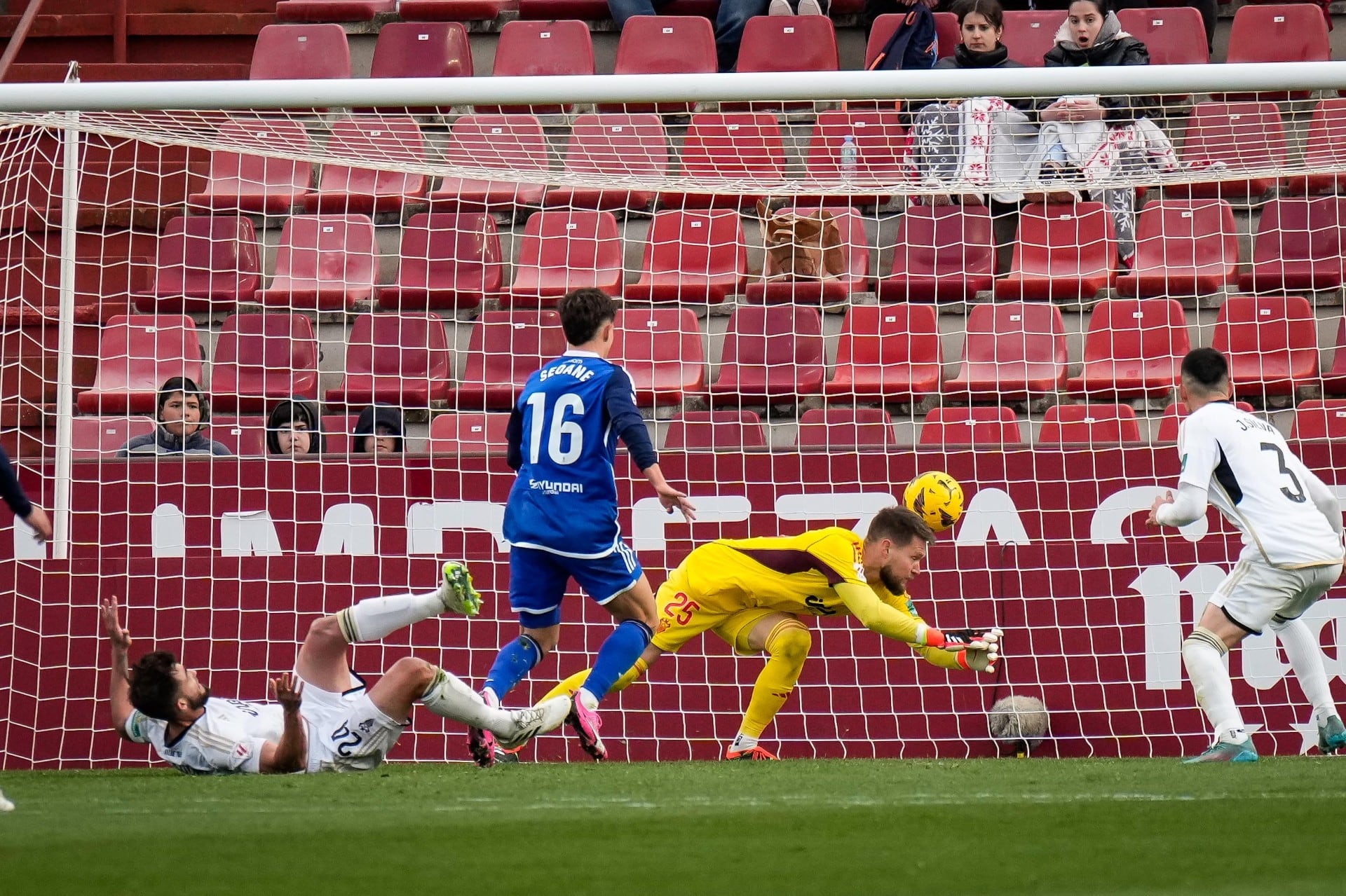 Vaclik, en la acción del segundo gol del Oviedo en el Belmonte