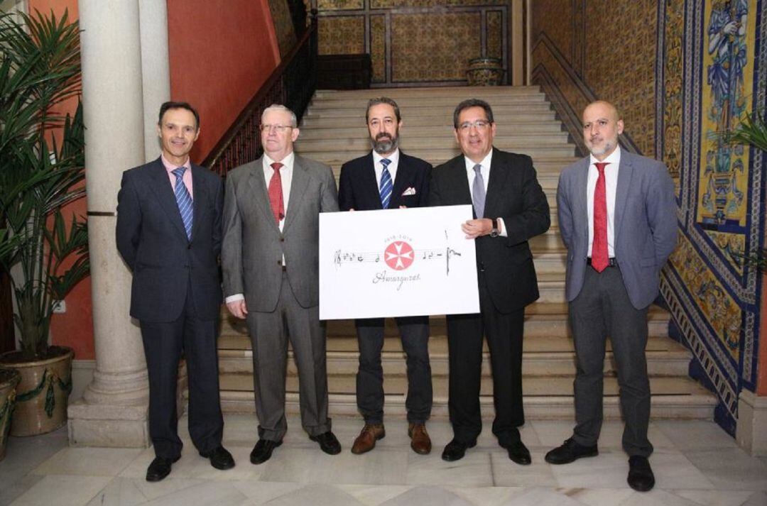 De izquierda a derecha, Francisco Javier Gutiérrez Juan, director de la Banda Sinfónica Municipal de Sevilla; Paco Vélez, presidente del Consejo de Cofradías; José María Pedernal, hermano mayor de La Amargura; Antonio Pulido, presidente de la Fundación Ca