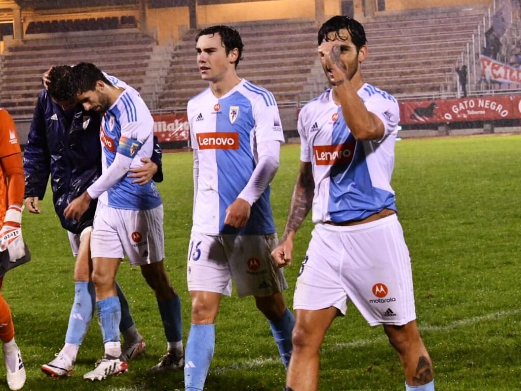 Samu Araújo, Euse Monzó y Casas, de derecha a izquierda, celebran el triunfo a la conclusión del partido