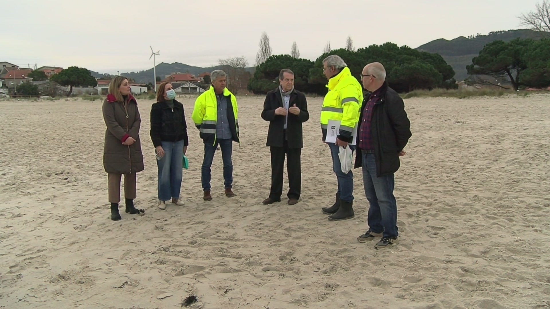 Abel Caballero inspecciona junto a  las concejalas de Seguridad y Medio Ambiente (a su izquierda) y técnicos municipales la playa de O Vao.