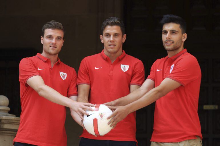 GRA157 BILBAO, 01/07/2015.- Los nuevos jugadores del Athletic de Bilbao, Javier Eraso, Gorka Elustondo y Eneko Bóvedaque (i a d) en la presentación donde llegan libres tras acabar sus contratos .- EFE/LUIS TEJIDO