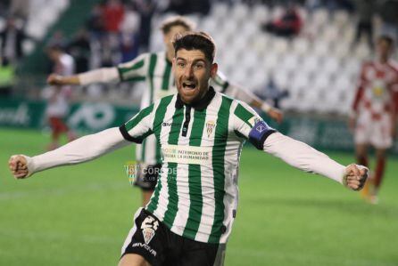 Javi Flores celebra el gol de la victoria