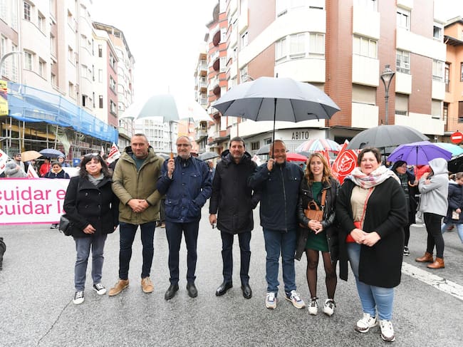 El presidente de la Diputación, Gerardo Álvarez Coruel (primero por la dcha) junto a otros cargos del PSOE