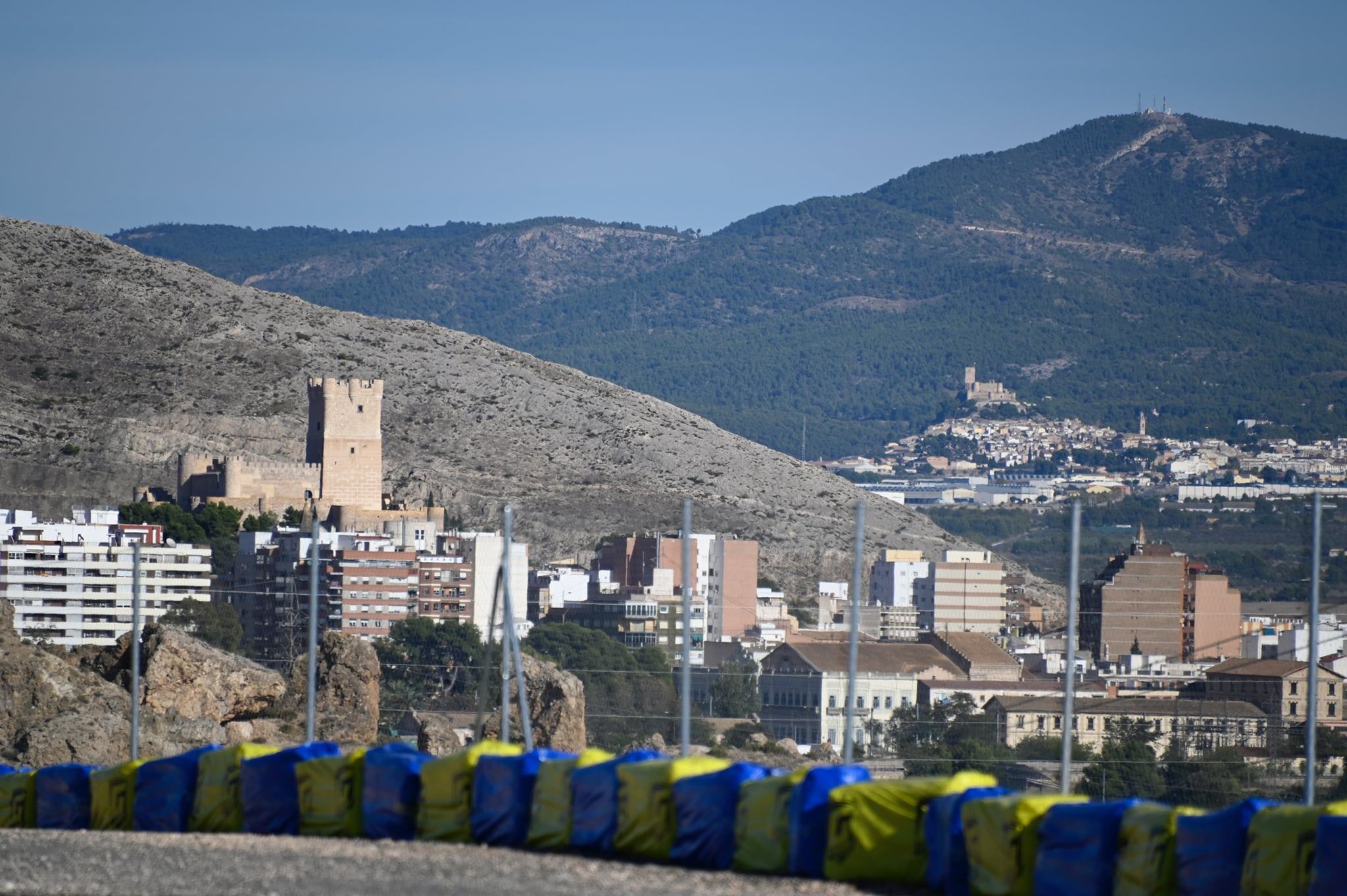 Panorámica de Villena, con Biar al fondo
