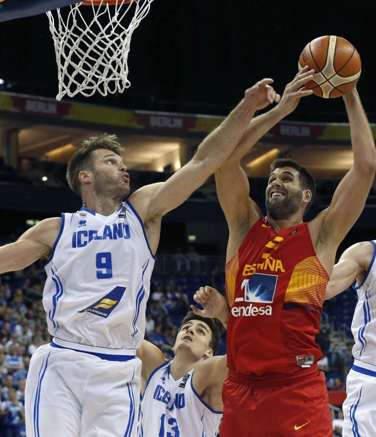 GRA479. BERLÍN, 09/09/2015.- El pívot de España, Felipe Reyes (c), intenta encestar ante ante los jugadores de Islandia, Jon Stefansson (i) y Pavel Ermolinskij, durante el partido de la cuarta jornada del grupo B del Europeo 2015, que disputan esta noche en Berlín. EFE/Juan Carlos Hidalgo.