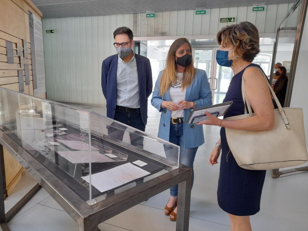 Visita de la concejal de Cultura, Laura Lombraña, a la exposición