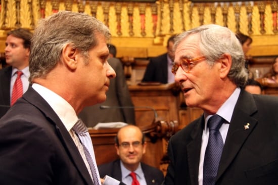 L'alcalde de Barcelona, amb el president del grup municipal popular, una estona abans de començar la sessió del consell plenari