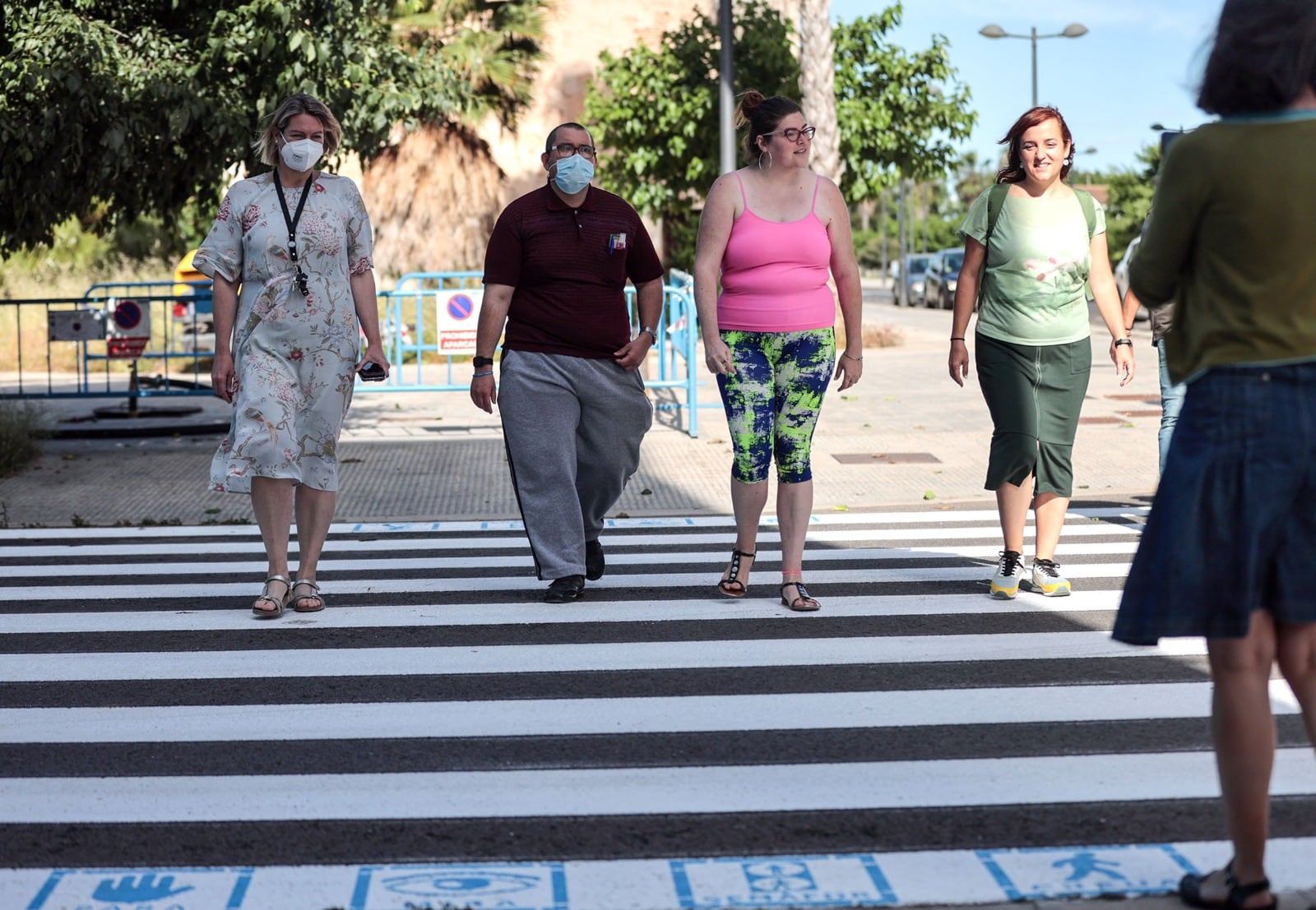 València pinta pictogramas en 44 pasos de peatones de La Torre para las personas con autismo