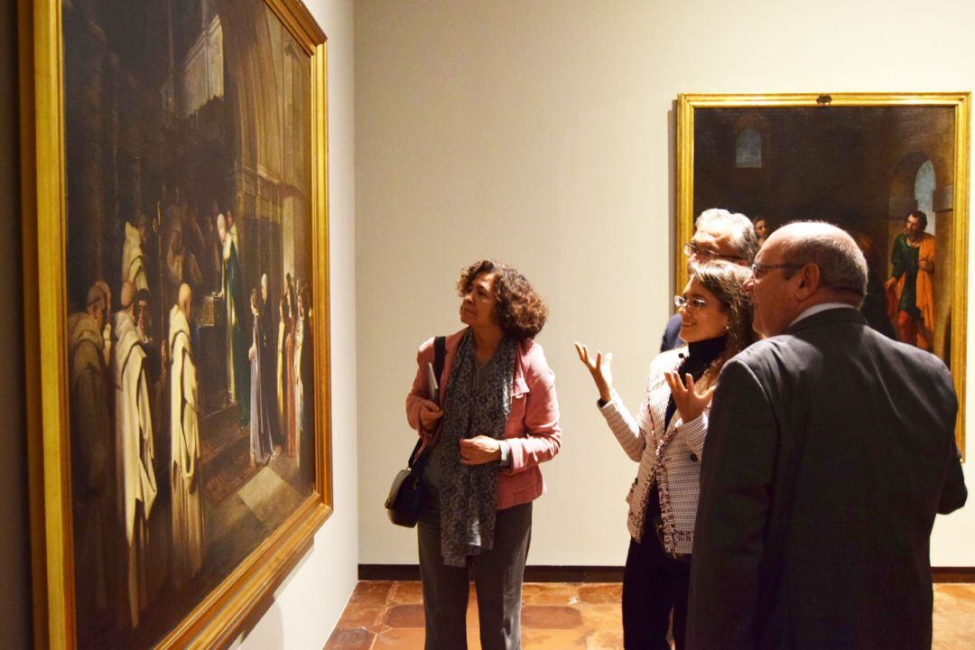 La rectora de la UGR, Pilar Aranda, admira uno de los cuadros de la exposición sobre las obras del Museo del Prado que tiene confiadas la institución granadina