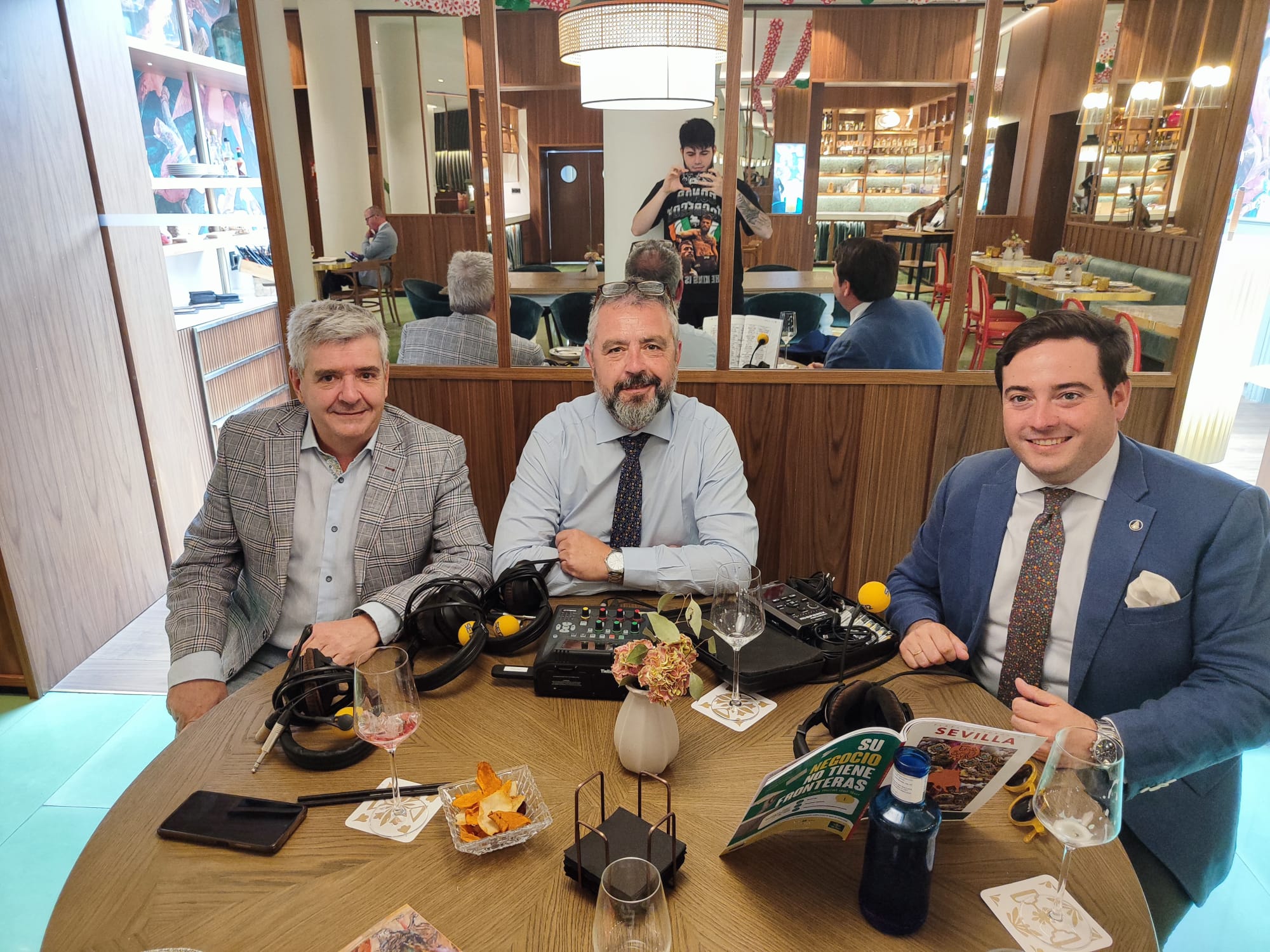 De izquierda a derecha, Raimundo de Hita, Paco García y José Manuel Peña en las Tertulias Taurinas de Radio Sevilla desde el Hotel Gran Meliá Colón