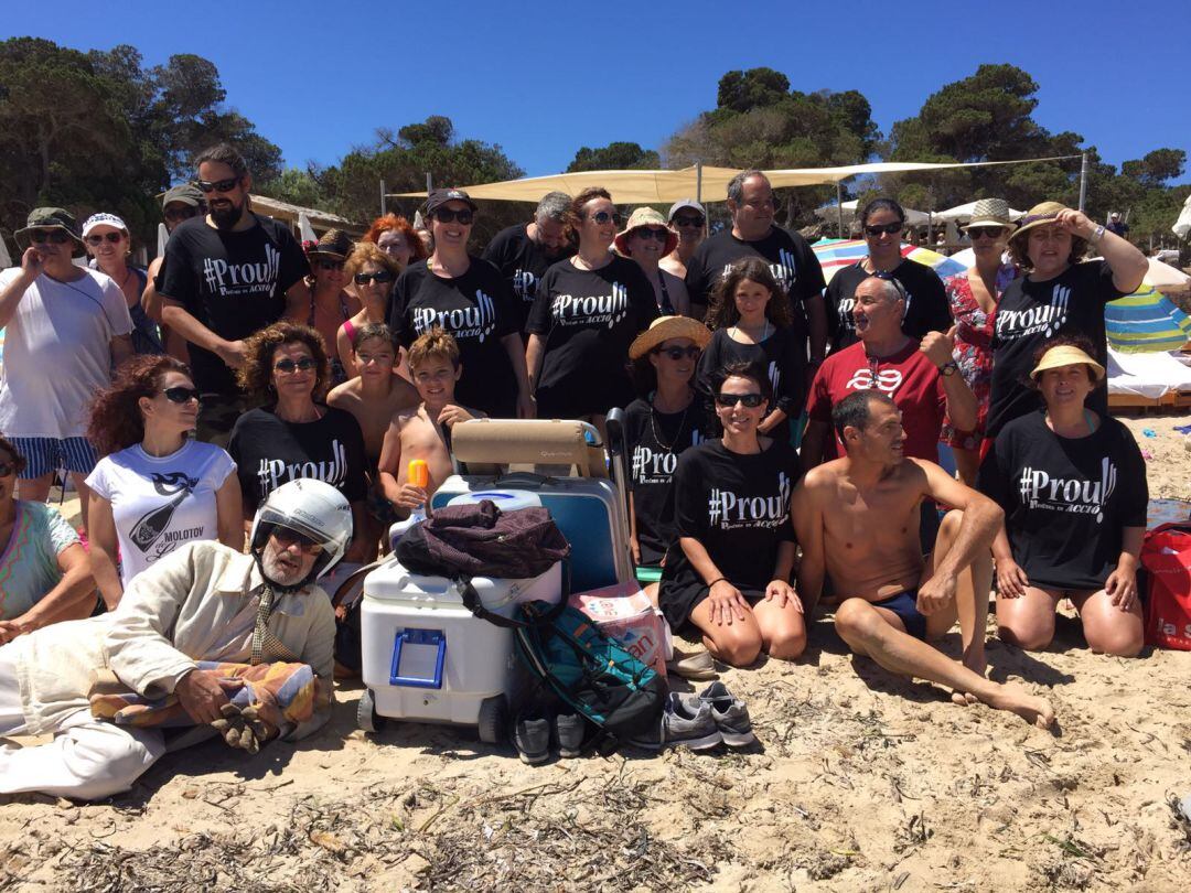 Imagen de archivo de integrantes de Prou durante una acción reivindicativa en una playa de la isla