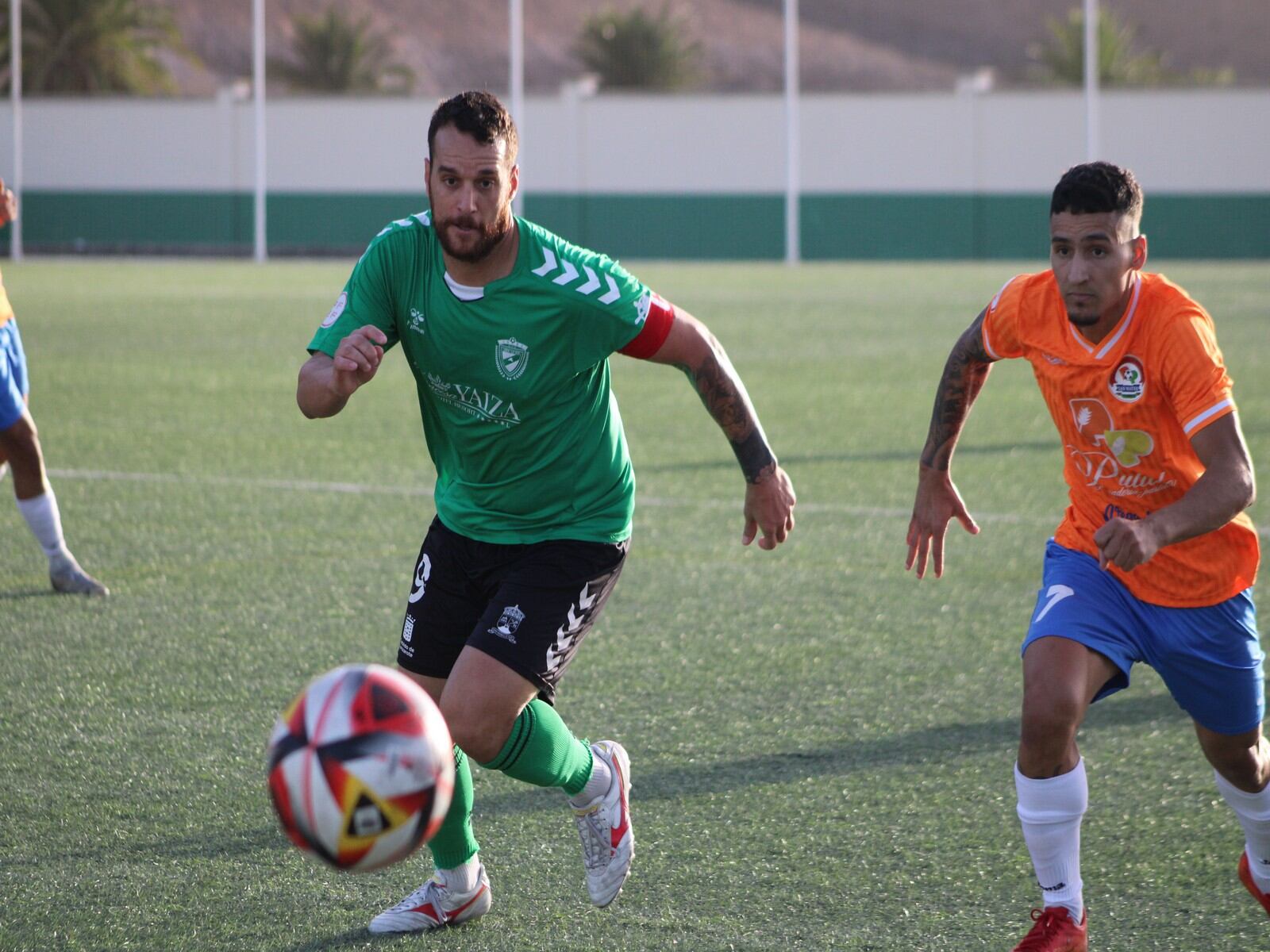 Alex Yunes disputando el balón con un jugador del Panadería Pulido de San Mateo.