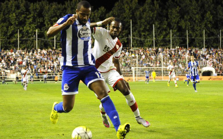 Manucho presiona al rayista Sidnei en el Estadio de Vallecas.